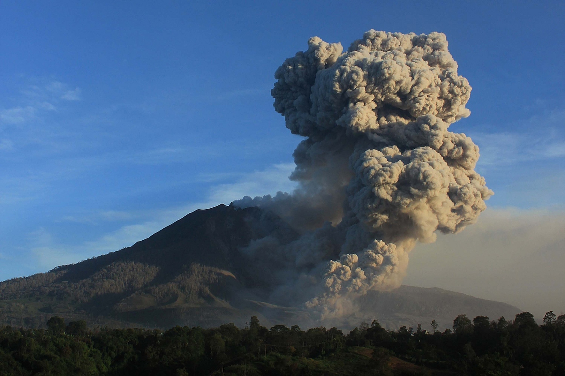 玛珥火山图片