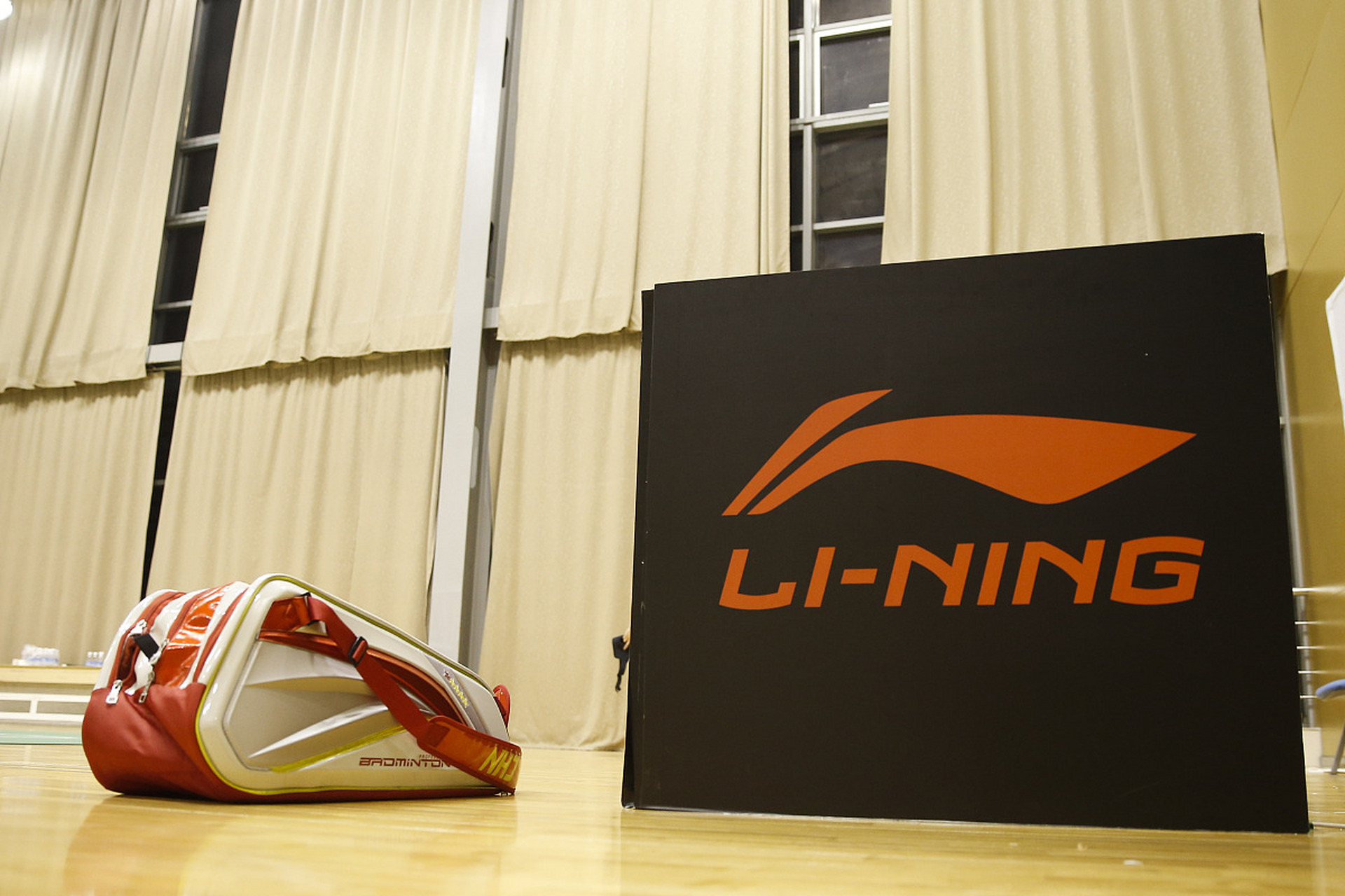 安踏作为中国领先的体育用品品牌,因其明确的品牌定位,卓越的产品质量