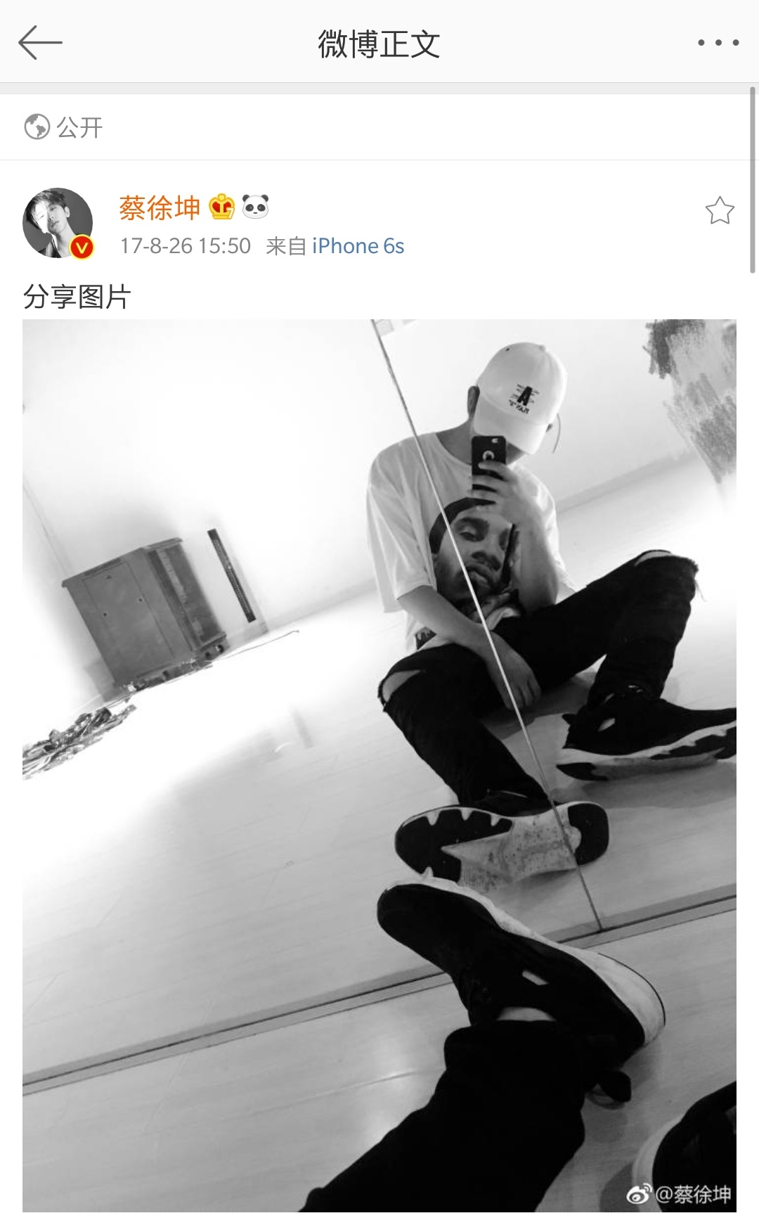 蔡徐坤去年的今天一张排练室独自练习的自拍