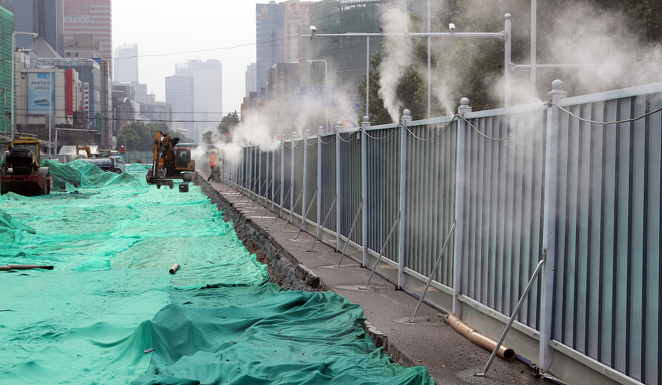 围挡喷淋是一种用于建筑工地等场合的防尘措施,通过在围挡周围设置