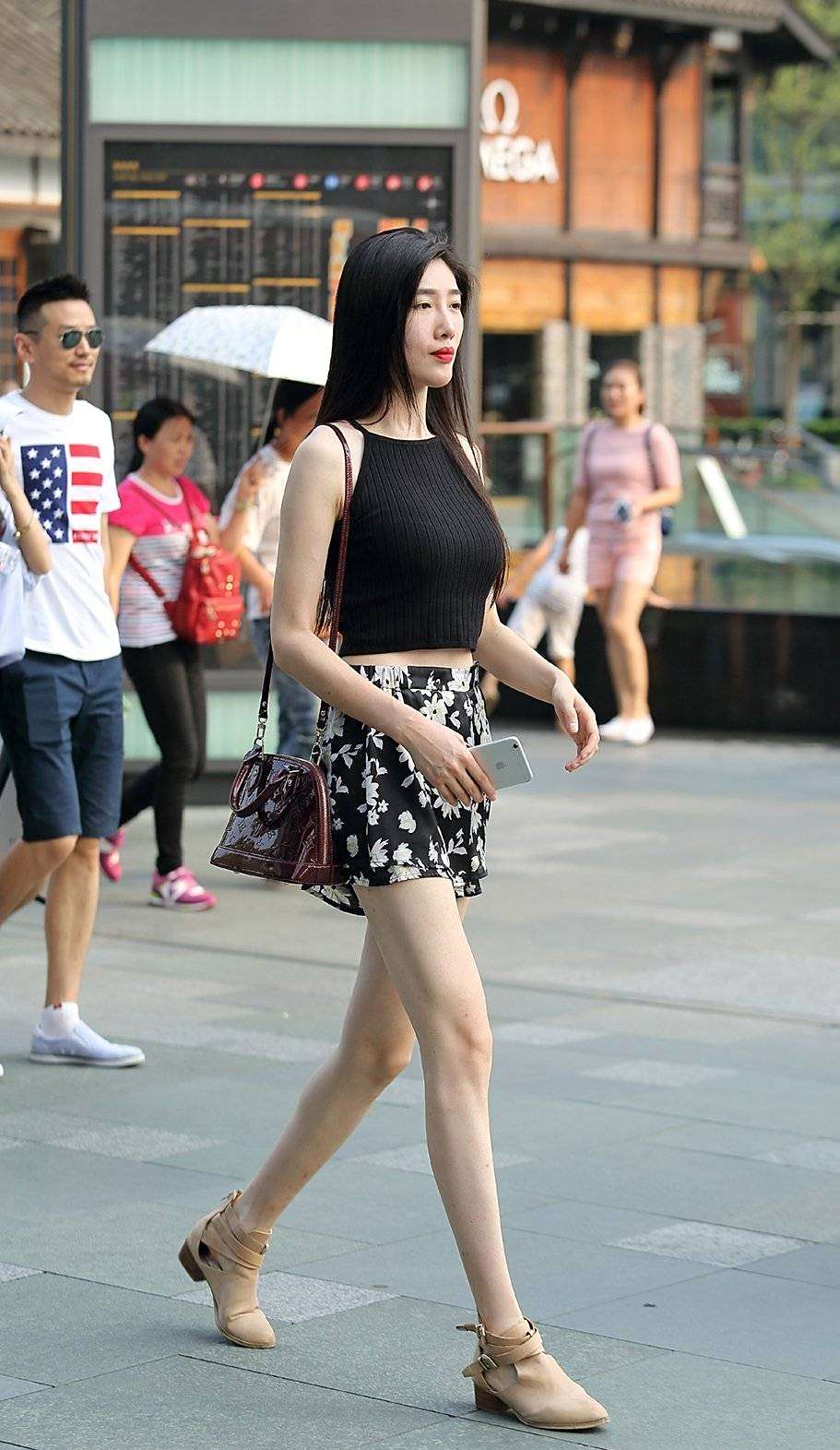 美女个子高挑,小红唇特别性感,非常诱惑!