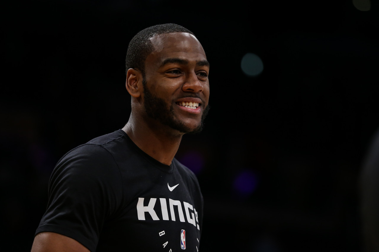 官方:勇士正式签下后卫亚历克-伯克斯