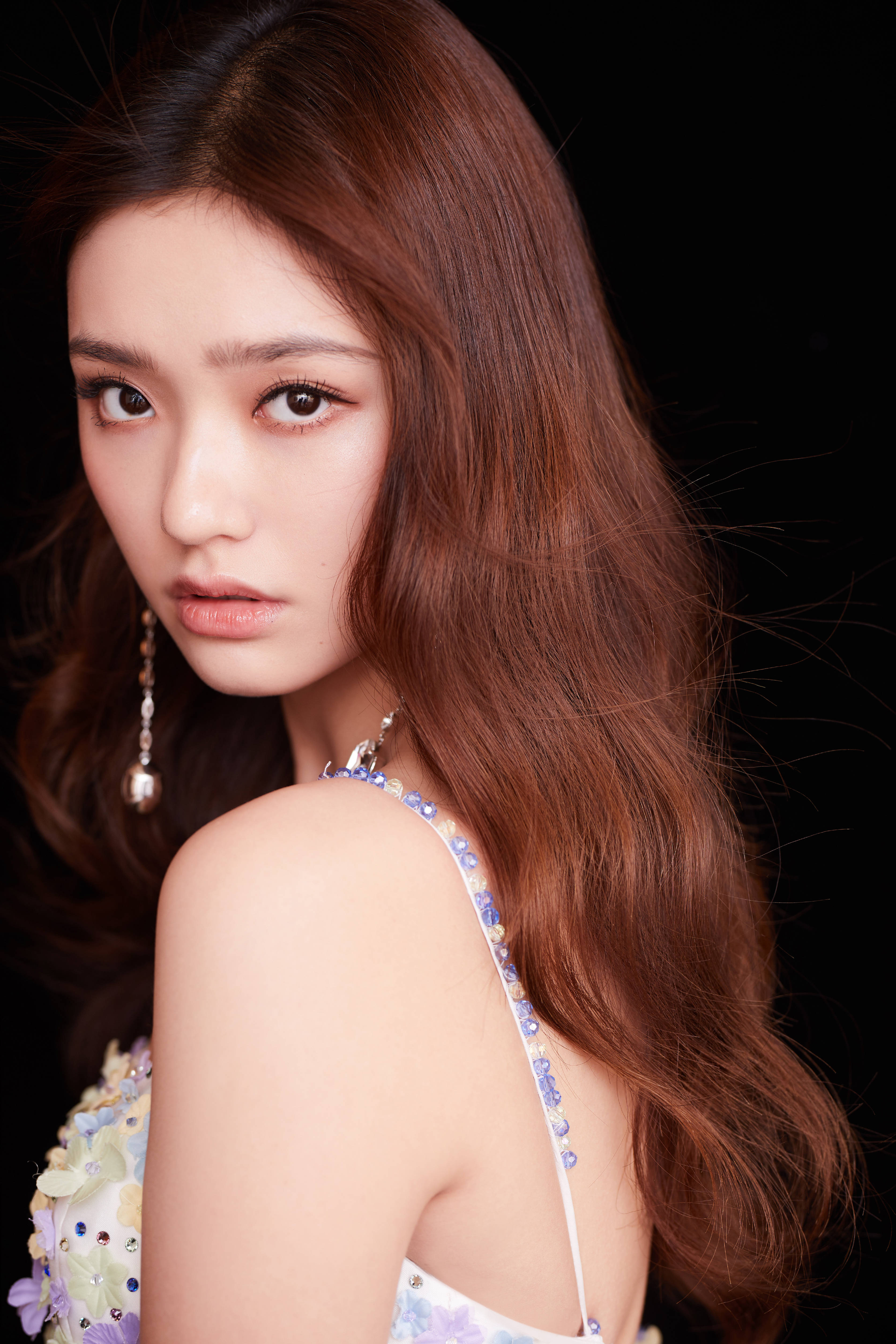 林允出席第12届金鹰节颁奖晚会,身穿抹胸花裙,梨涡浅笑像个公主