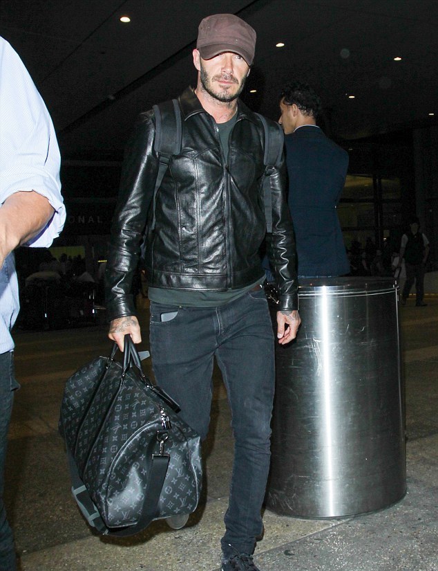 贝克汉姆着皮夹克现身机场,虽然帅,但不热吗