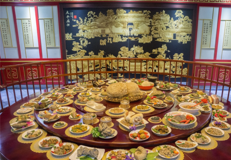 皇帝的餐桌那么丰富,那剩下的饭菜会怎样处理呢,原来是这样!