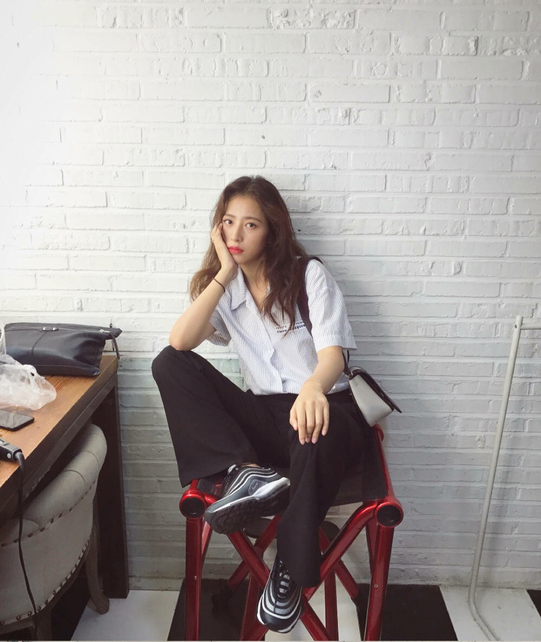 周雨彤橙色卫衣嫩回18岁,银边方形眼镜化身俏皮女高中生