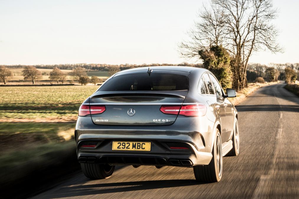 gle coupe的倾斜车顶意味着后排乘客的头部空间比标准gle更少,但成人