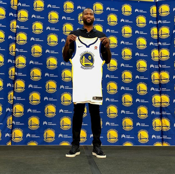 勇士官方晒出考辛斯手持新球衣的照片:0号