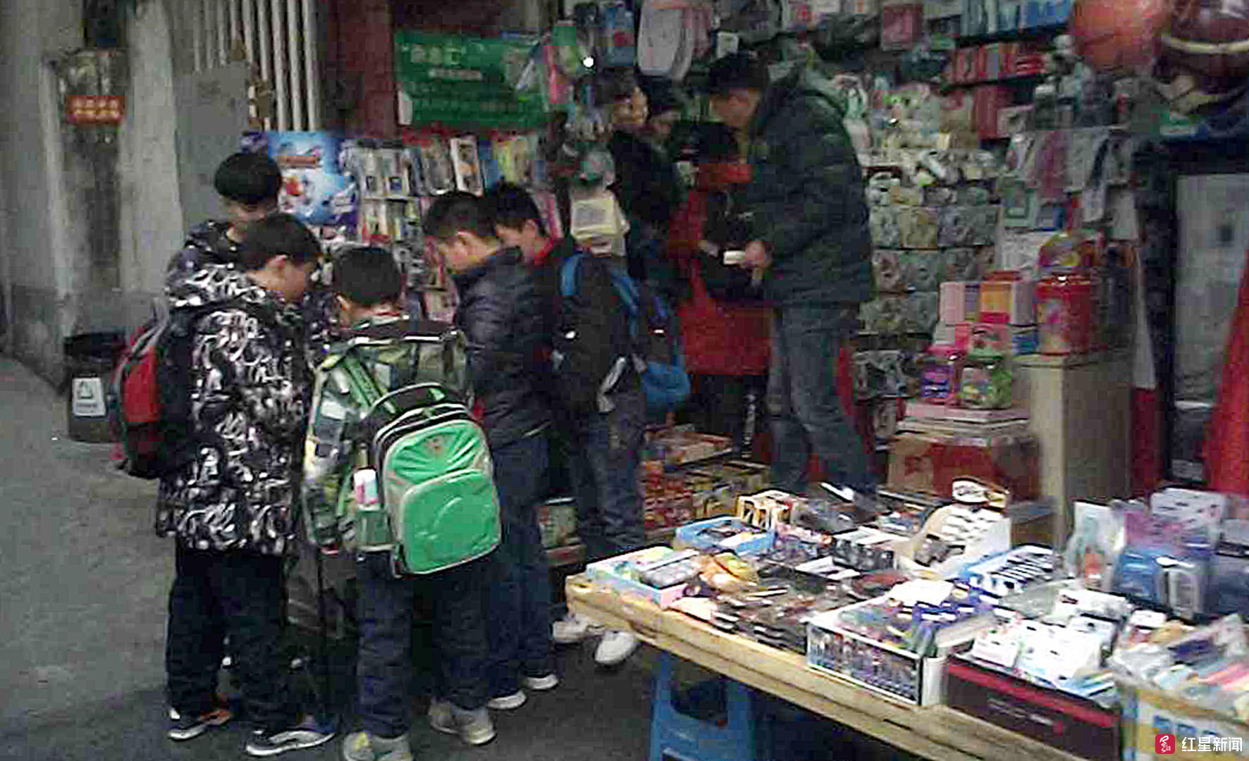 小学生扎堆文具店抽卡玩手游 律师:校门口提供网游服务涉违法