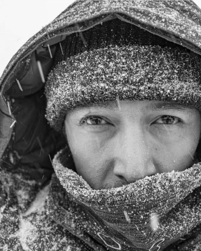 胡歌雪地自拍照,嘴唇干裂老成60岁,网友:你该去补牙