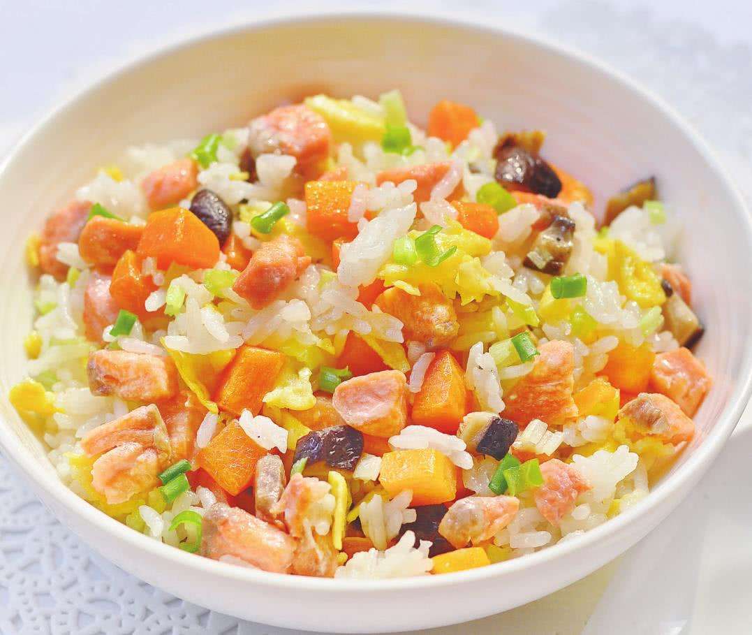 三文鱼炒饭,制作简单,营养丰富,好吃得不得了