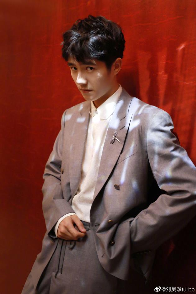 《唐探3》剧组为刘昊然庆生 王宝强陈思诚送蛋糕