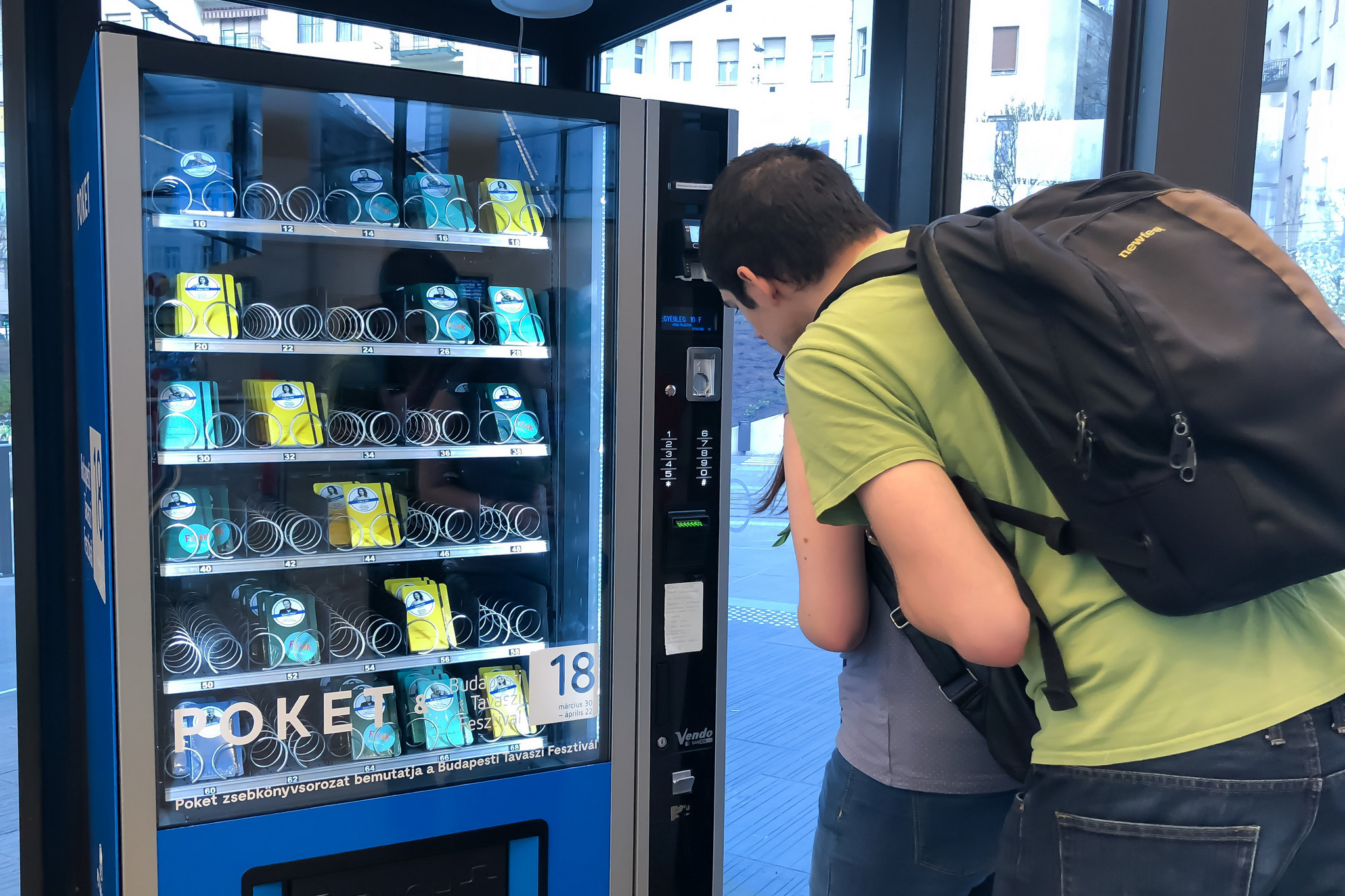 "匈牙利首都投放"口袋书"贩卖机 呼吁年轻人阅读"