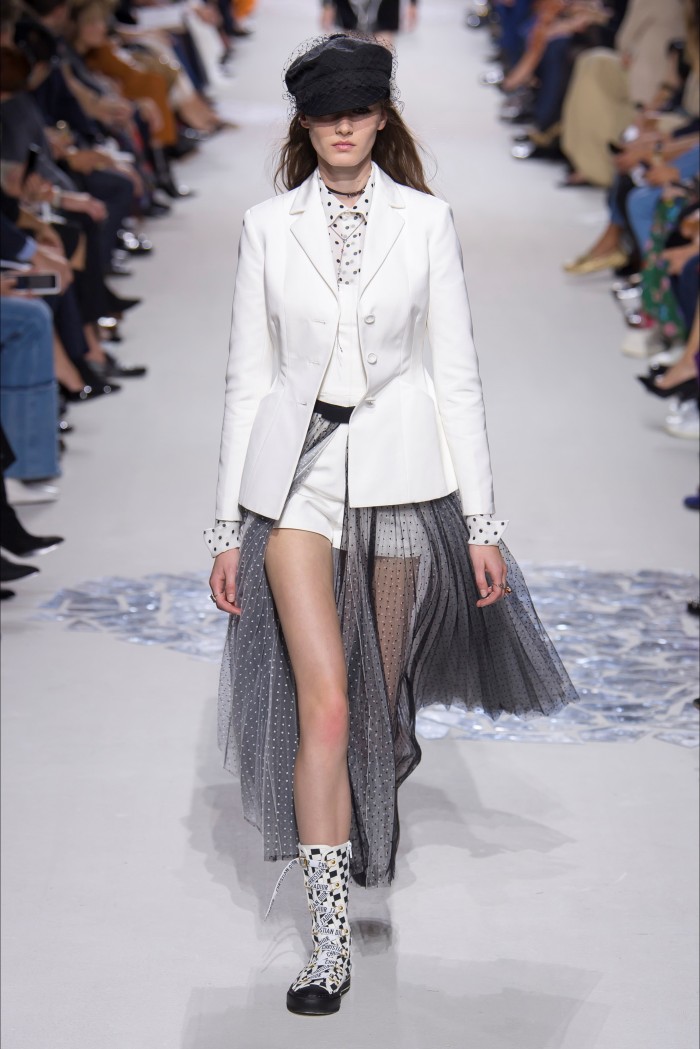 模特在t台上自信优雅,走秀落落大方,这身时装设计感十足,尽显国际大牌