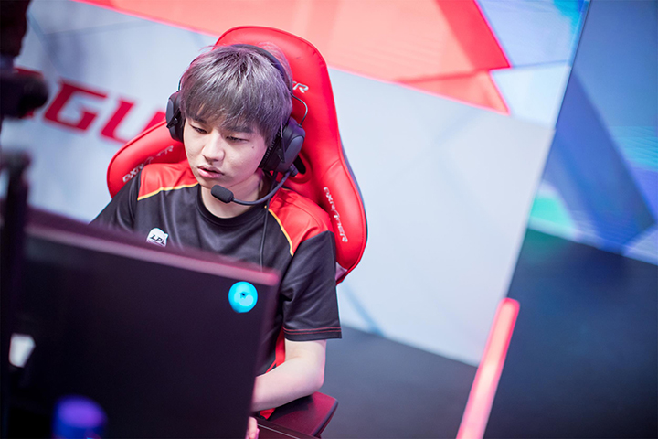 fpx荣获总冠军,nemesis对世界第一中单表示不服