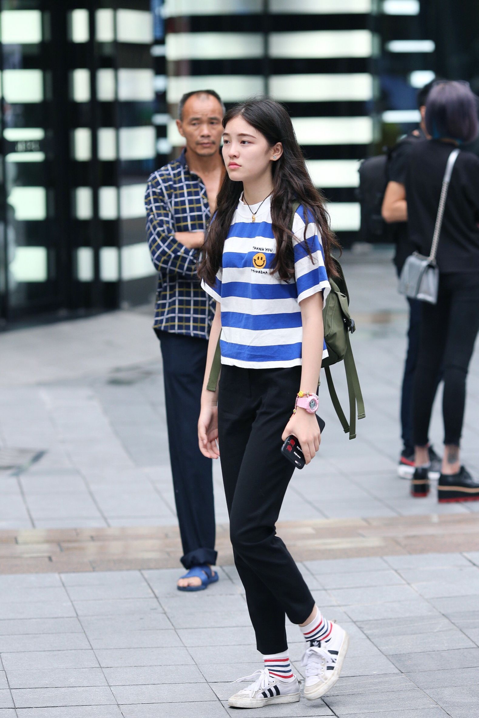 街拍:短款t恤和牛仔短裤,美女的丰满身材越发吸引人