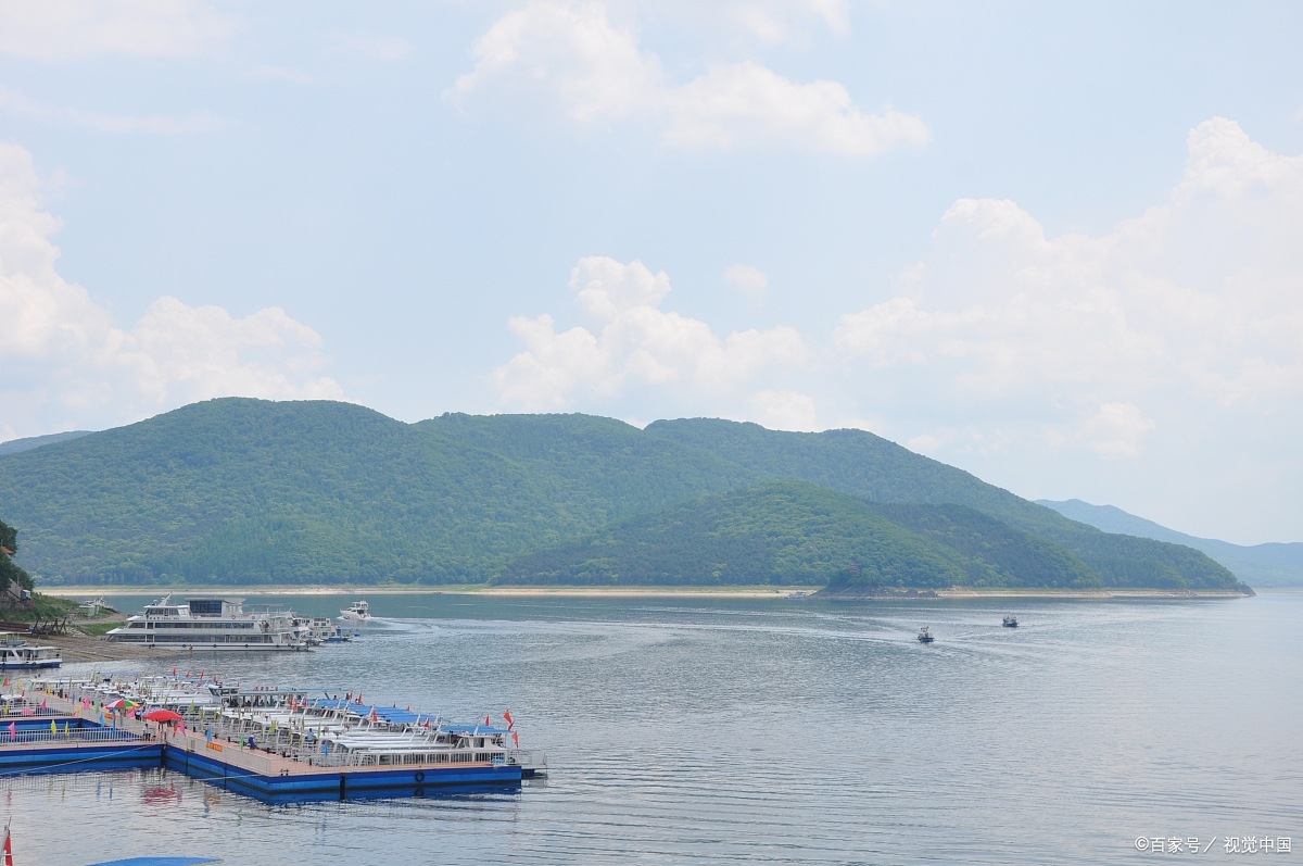 江西省九江市永修县和武宁县境内的柘林湖风景区,以其丰富的自然景观