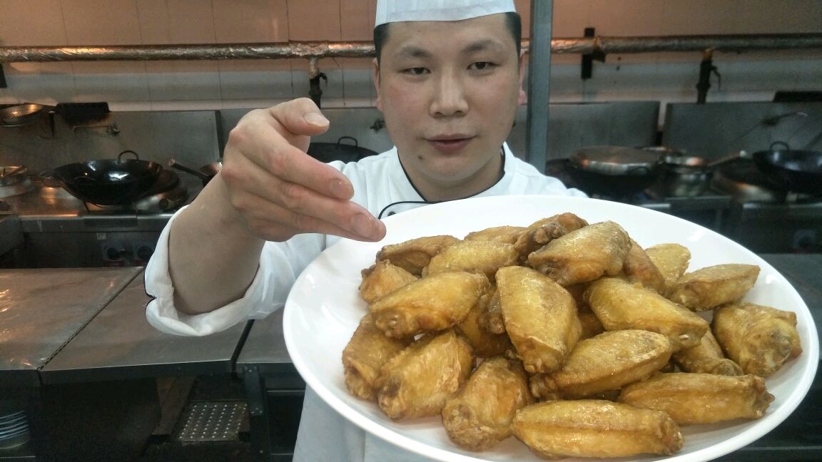 酒店大厨教你:“蒜香鸡翅”的做法,操作简单,老婆孩子都喜欢
