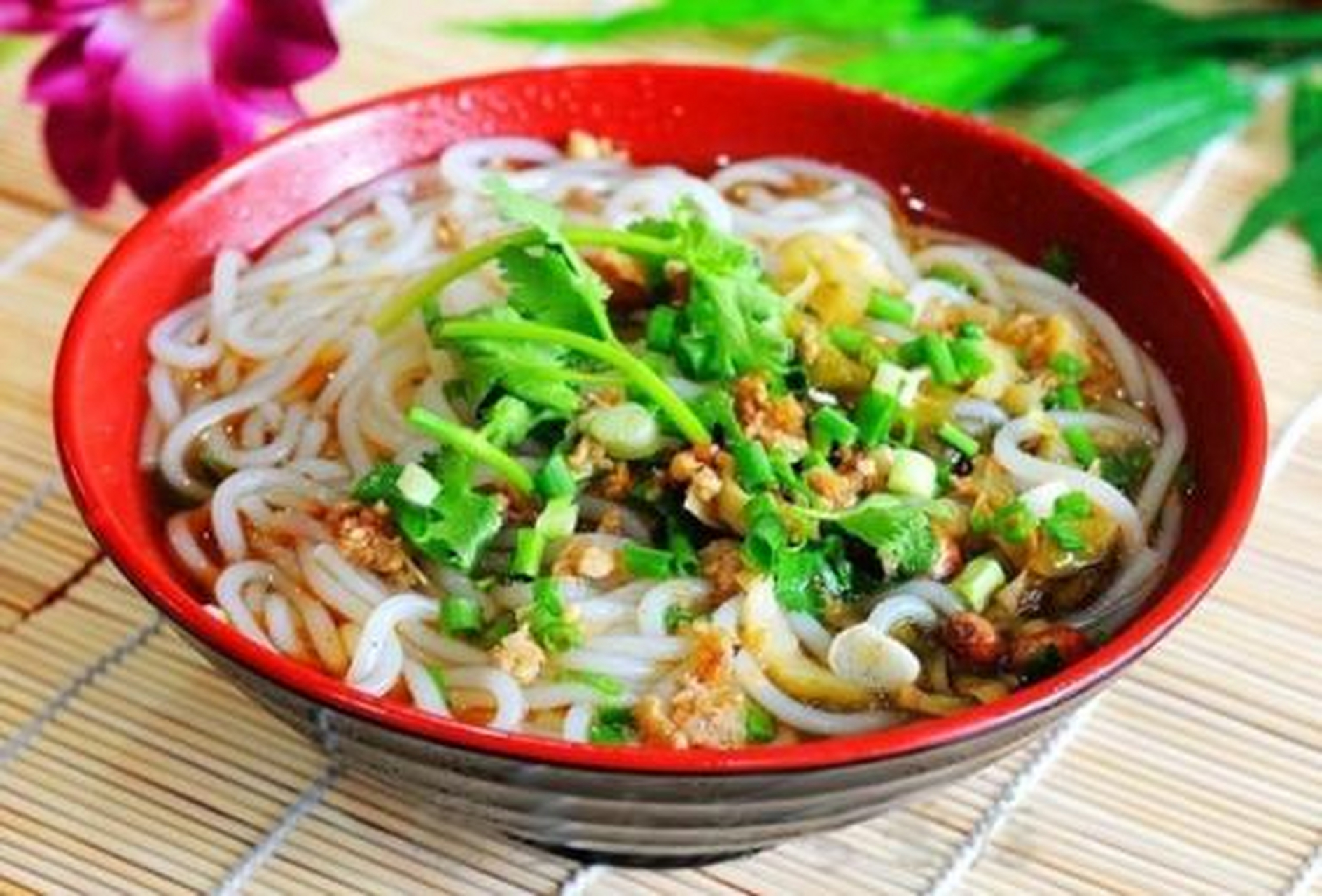 麻姑米粉,产于道教名山-江西麻姑山下的南城,相传麻姑仙女修炼成仙后