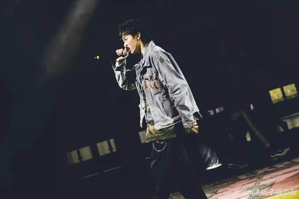 福克斯再一次证明,地下rapper想走偶像路线进入主流市场太难了!
