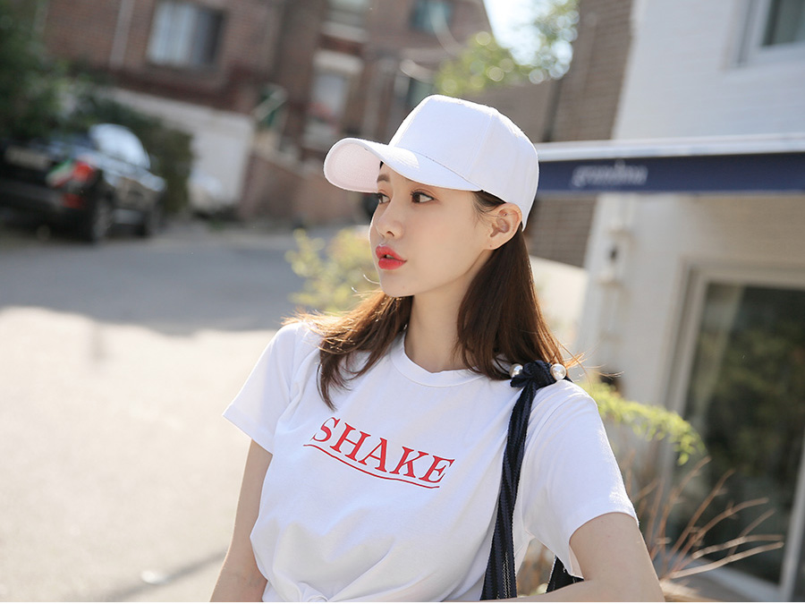 美女模特短裤穿搭,白色棒球帽很性感