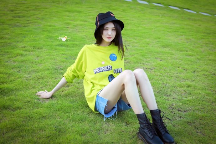 郑爽是给腿"充值"了吧,连晒三套私服造型,腿型细的真实合理