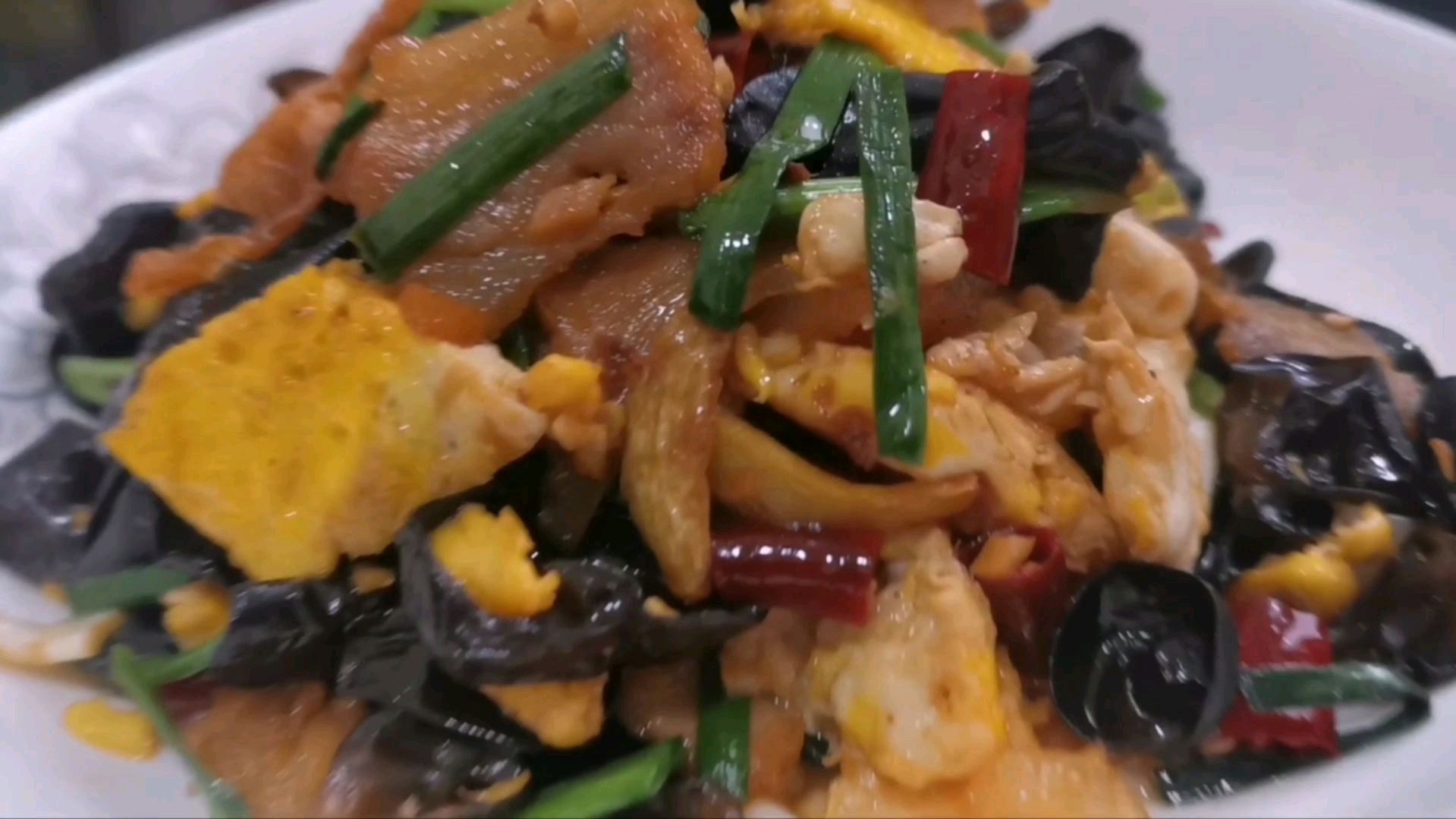 酒店大厨教你,腊肉新吃法,搭配木耳鸡蛋,简单一做,香