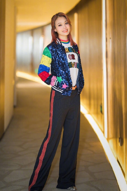 不愧是"乐坛一姐"!昔日穿着布条装的容祖儿,真是太"惹眼"了