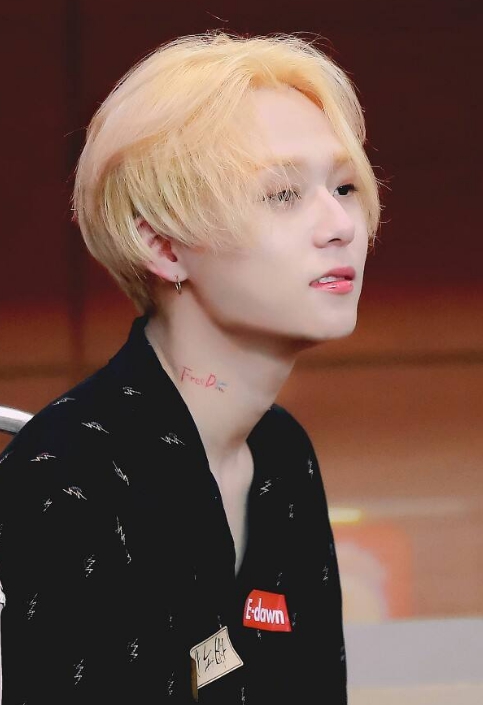 有一种"自黑"叫金晓钟,明明黑发很好看,偏要染非主流发色