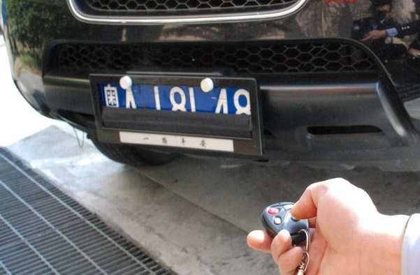 第二就是车牌翻牌七,相信很多车主都用过这样的东西,尤其是那些经常跑