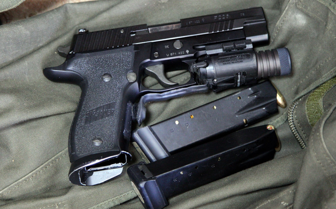 俄军装备的瑞士p226手枪.