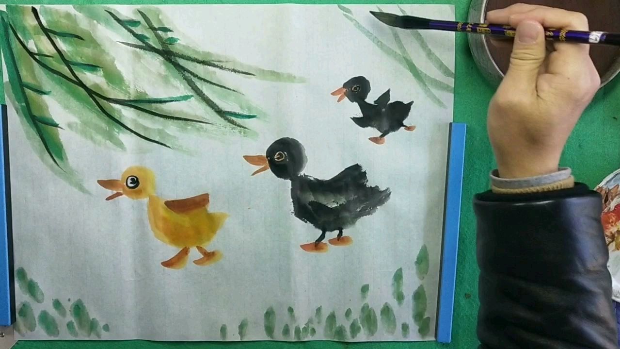 国画:小鸭子用毛笔调藤黄笔尖醮赭色,先画宽宽的嘴巴、墨画眼睛