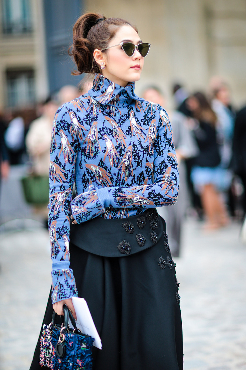 溜肩的人穿着带有云肩的衣服,可以使肩部线条流畅,弥补肩部的缺陷.