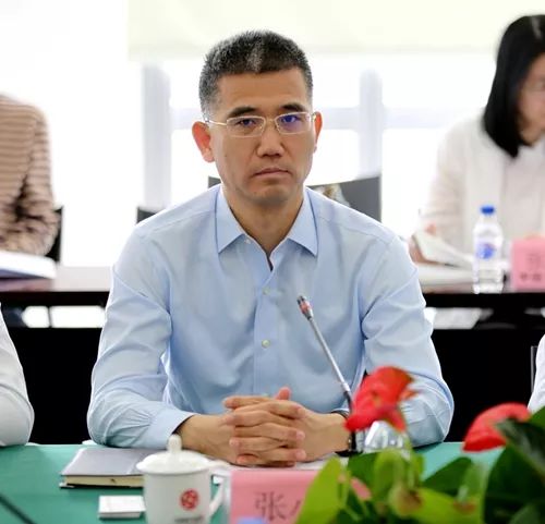 中国银行业协会私人银行业务专委会第二届常务副主任 张小东主持会议