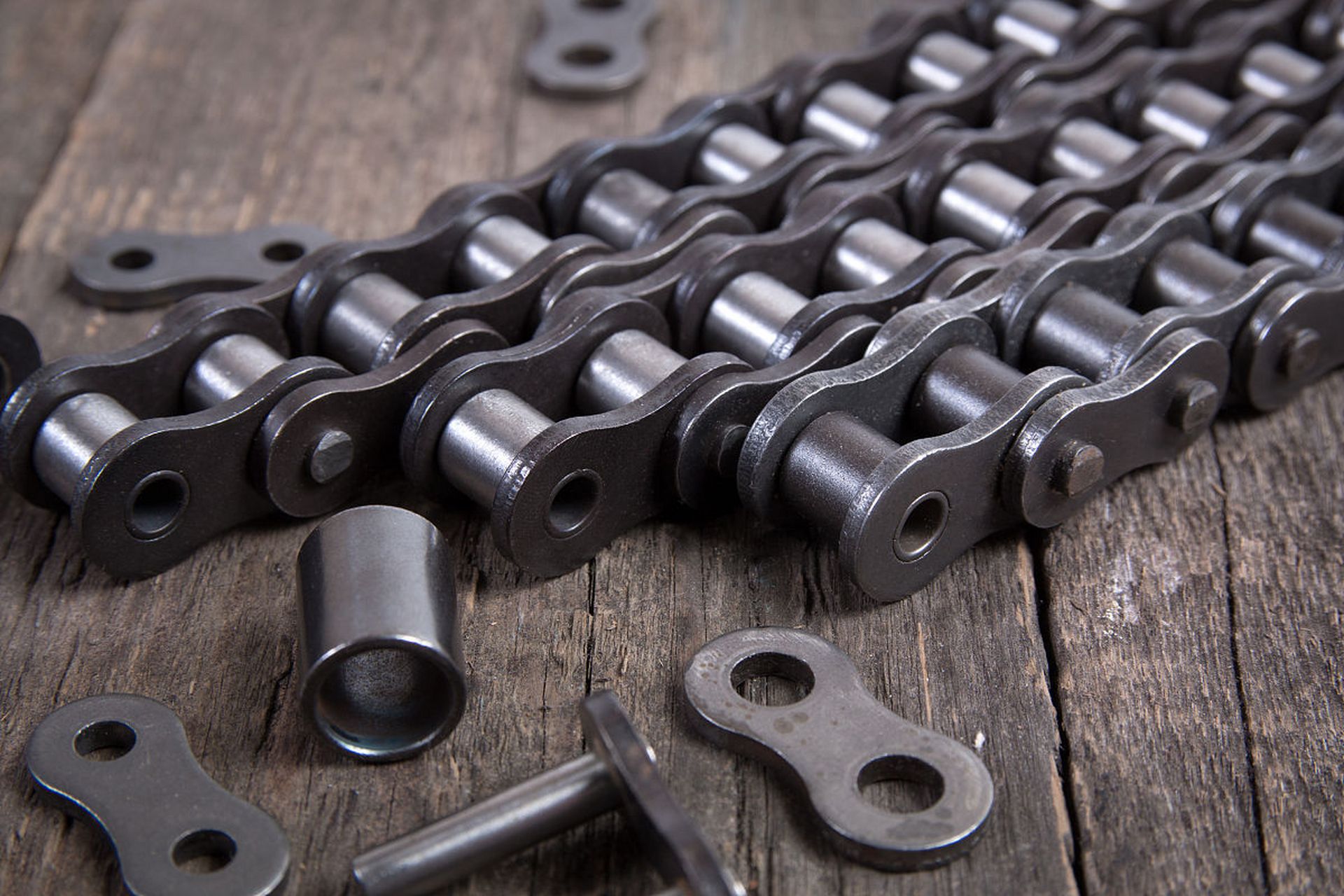 变速自行车链条松了需要进行适当的调整.