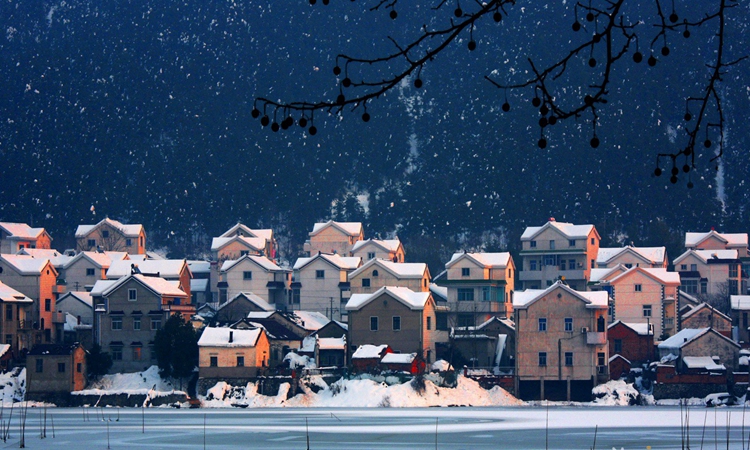 远处的小房子看起来非常的漂亮,就像童话中的房子,充满浪漫的色彩.