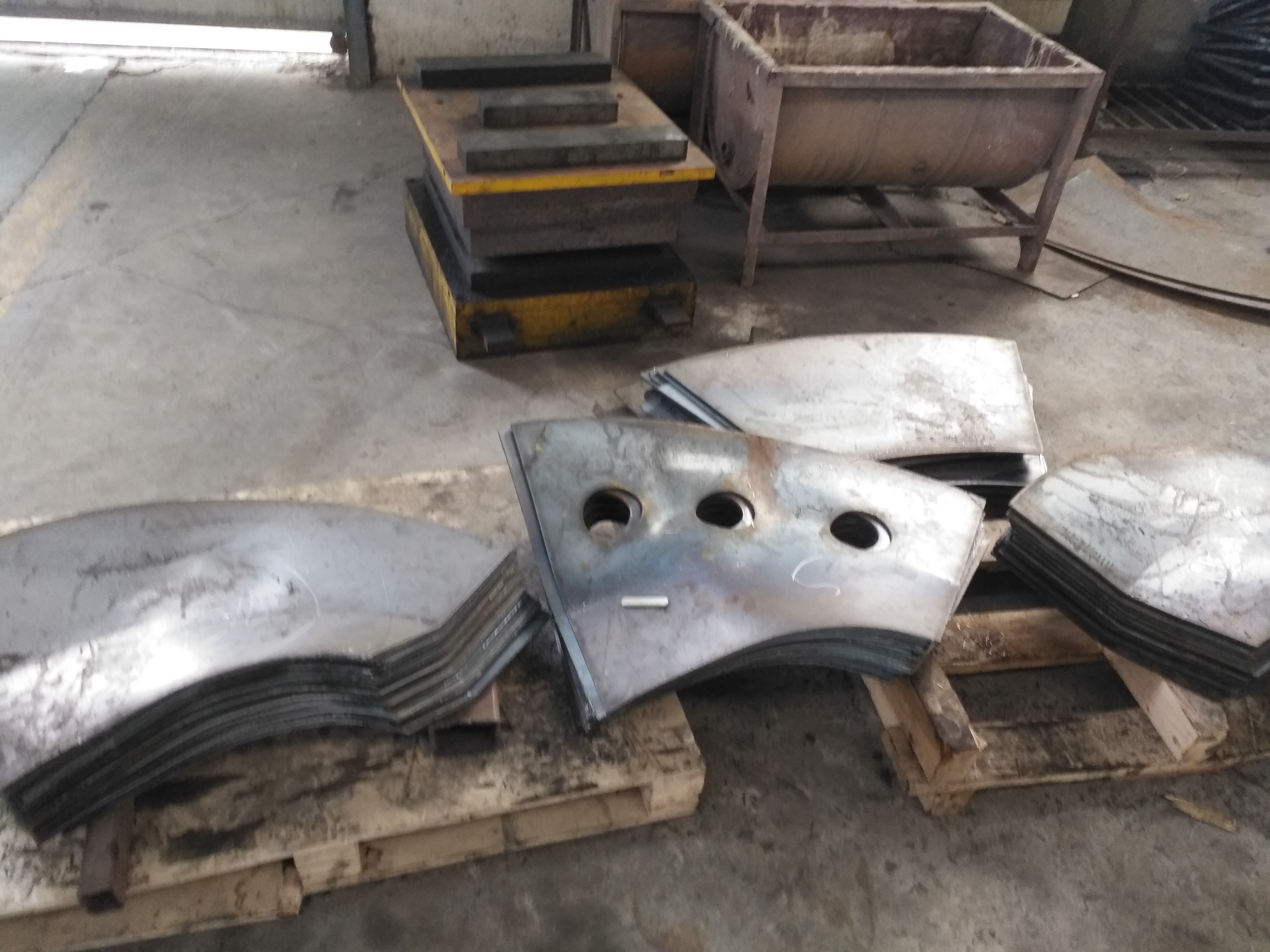 搅拌车叶片 工人正在安装叶片