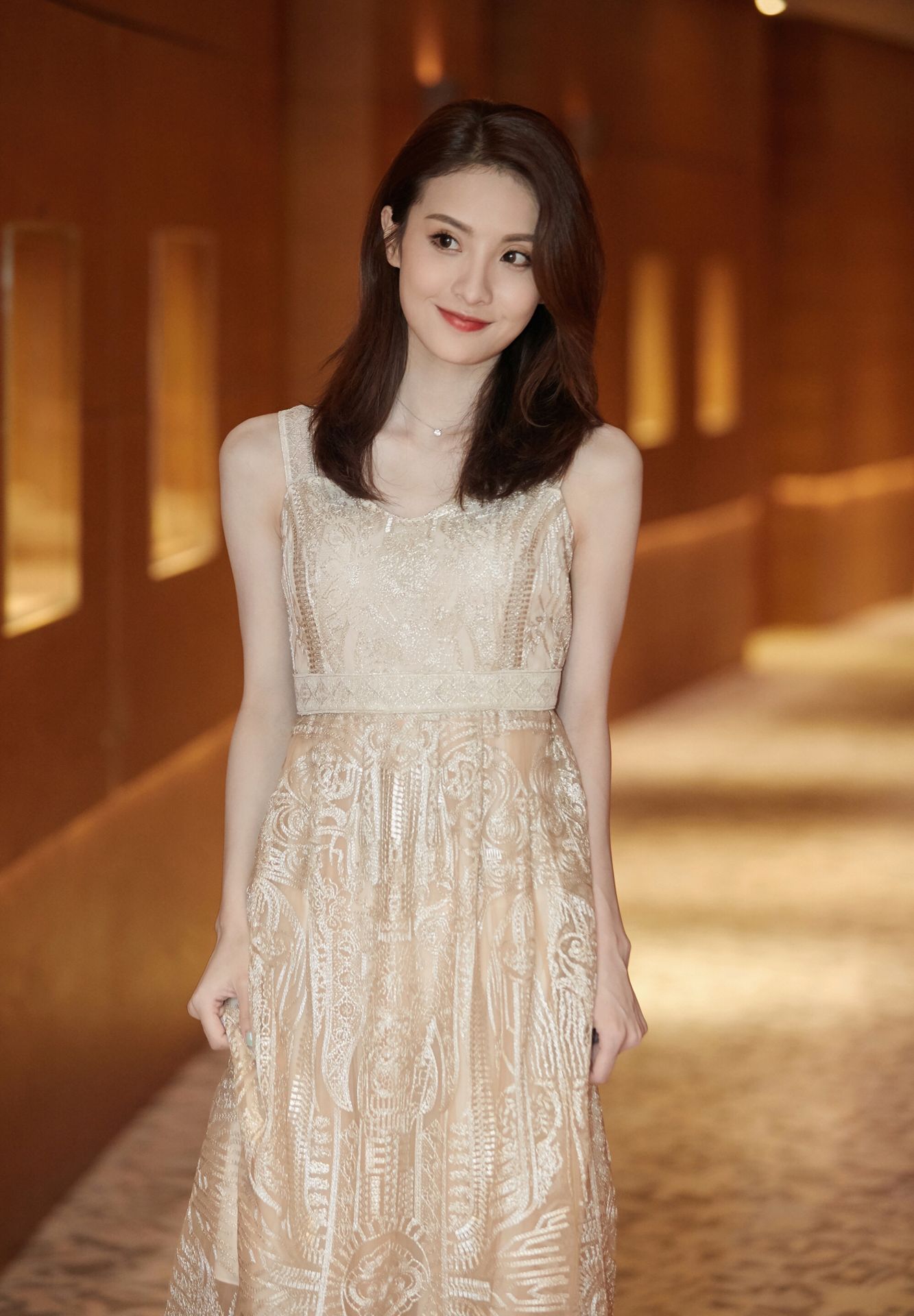 简单到极致就是潮流,赖雨濛这一身除了显矮没别的缺点