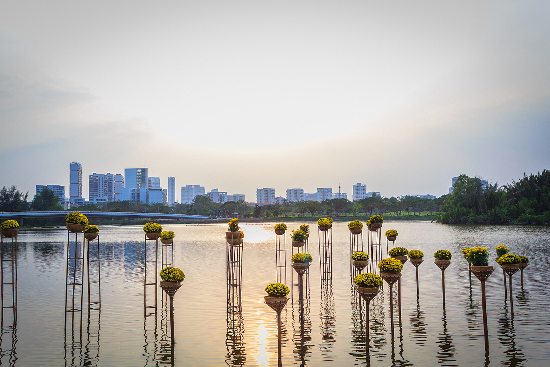 铜陵天井湖公园是一个集自然美景和人文景观于一体的城市型综合公园.
