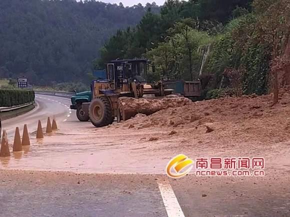 受暴雨影响泰井高速发生边坡塌方造成交通中断