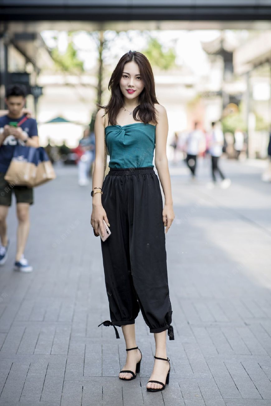 街拍:小姐姐把简单的服装穿出了女神的气质,气场爆表!