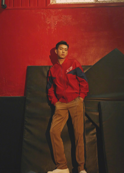 李现:率性干练的短发搭配花衬衫,站在泳池中上演湿身