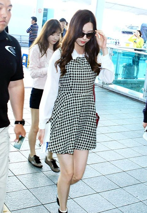 丁国栋蹲在盒子前,眼睛闪闪发亮道,"这大冬天也能长出来 "