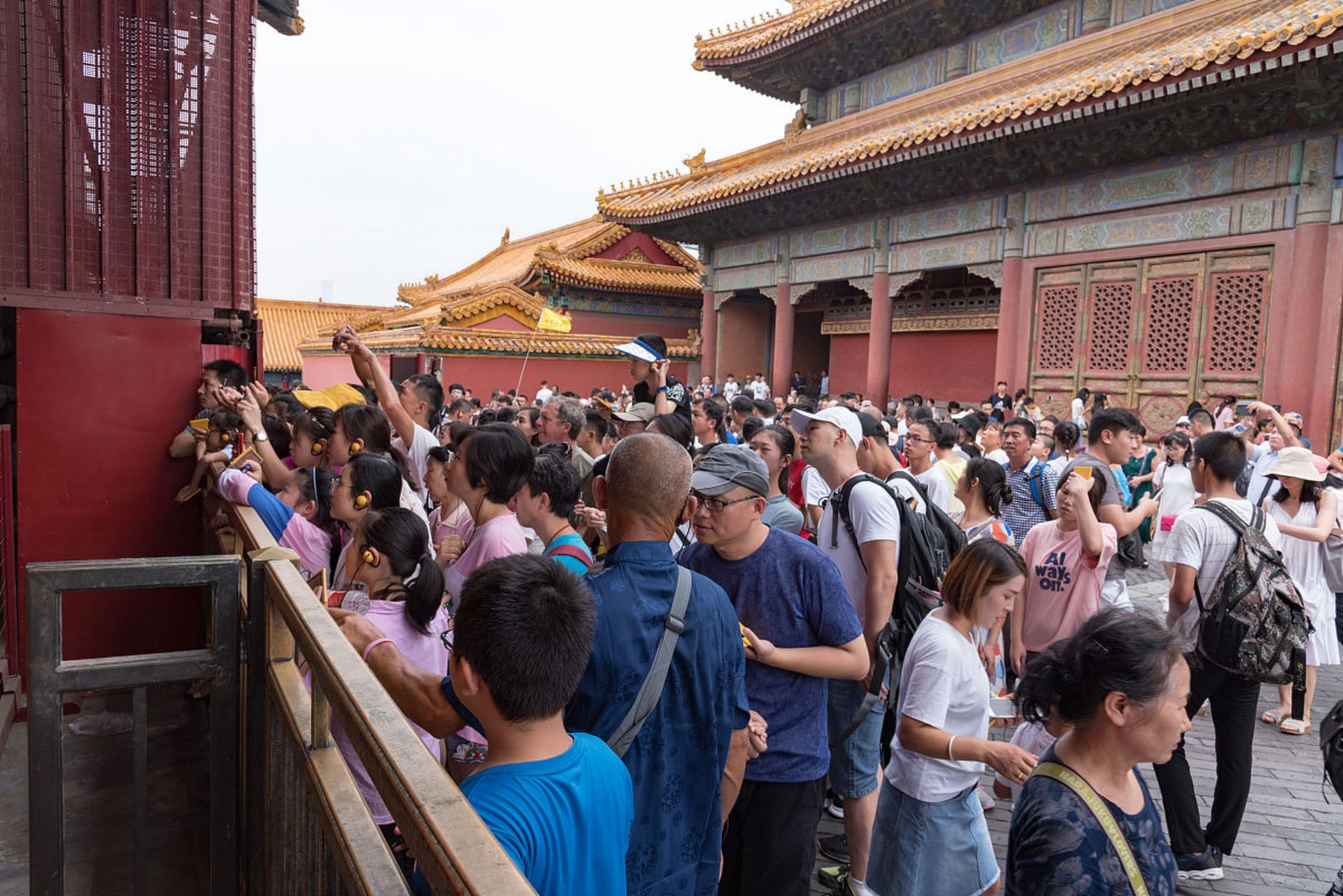 原创诗歌#  《五一游故宫》 五一游故宫,人山人海多, 等待开门迟迟未