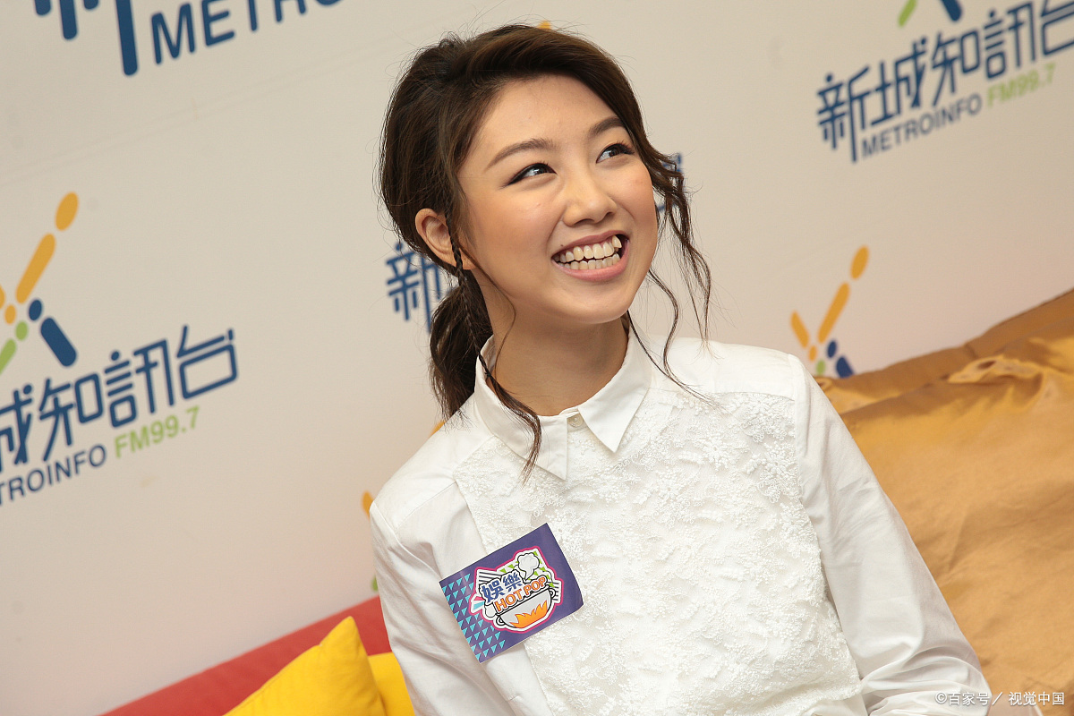女星颜卓灵与男友半年未见,亲密程度让人羡慕 网友:狗粮已吃饱