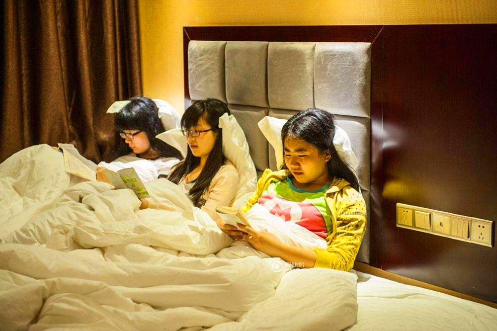 期末考试了,大学生去宾馆开房复习,同学们纷纷表示太奇葩了