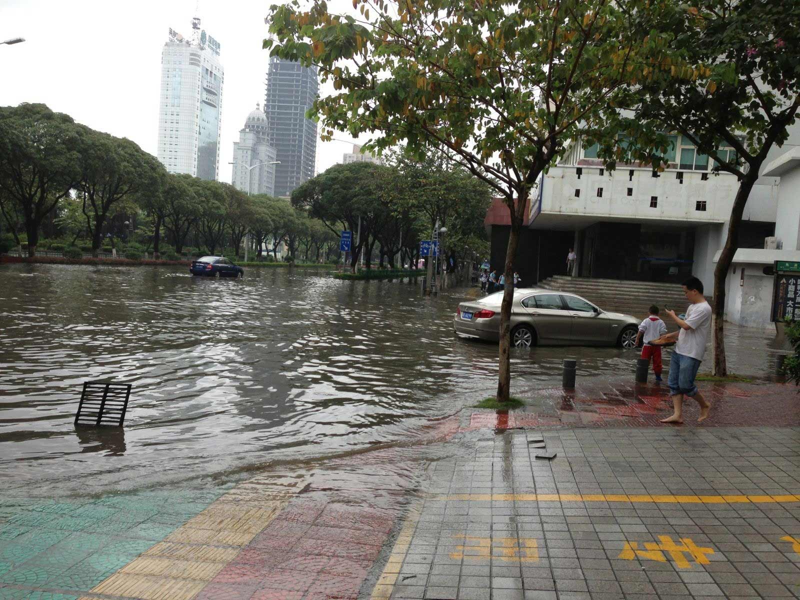 交警建议暴雨天不要开双闪灯,车友怒了:纸上谈兵