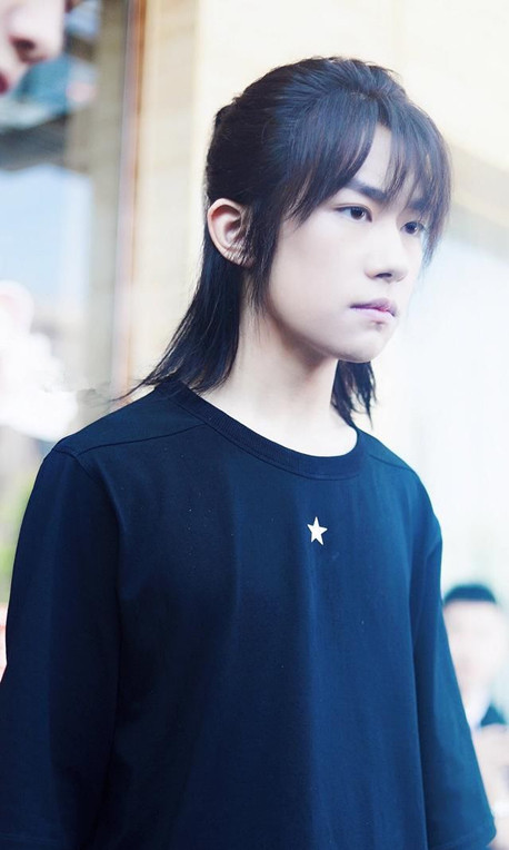 易烊千玺这次输在了"鲻鱼头"?网友:虽然很帅但实在欣赏不来!