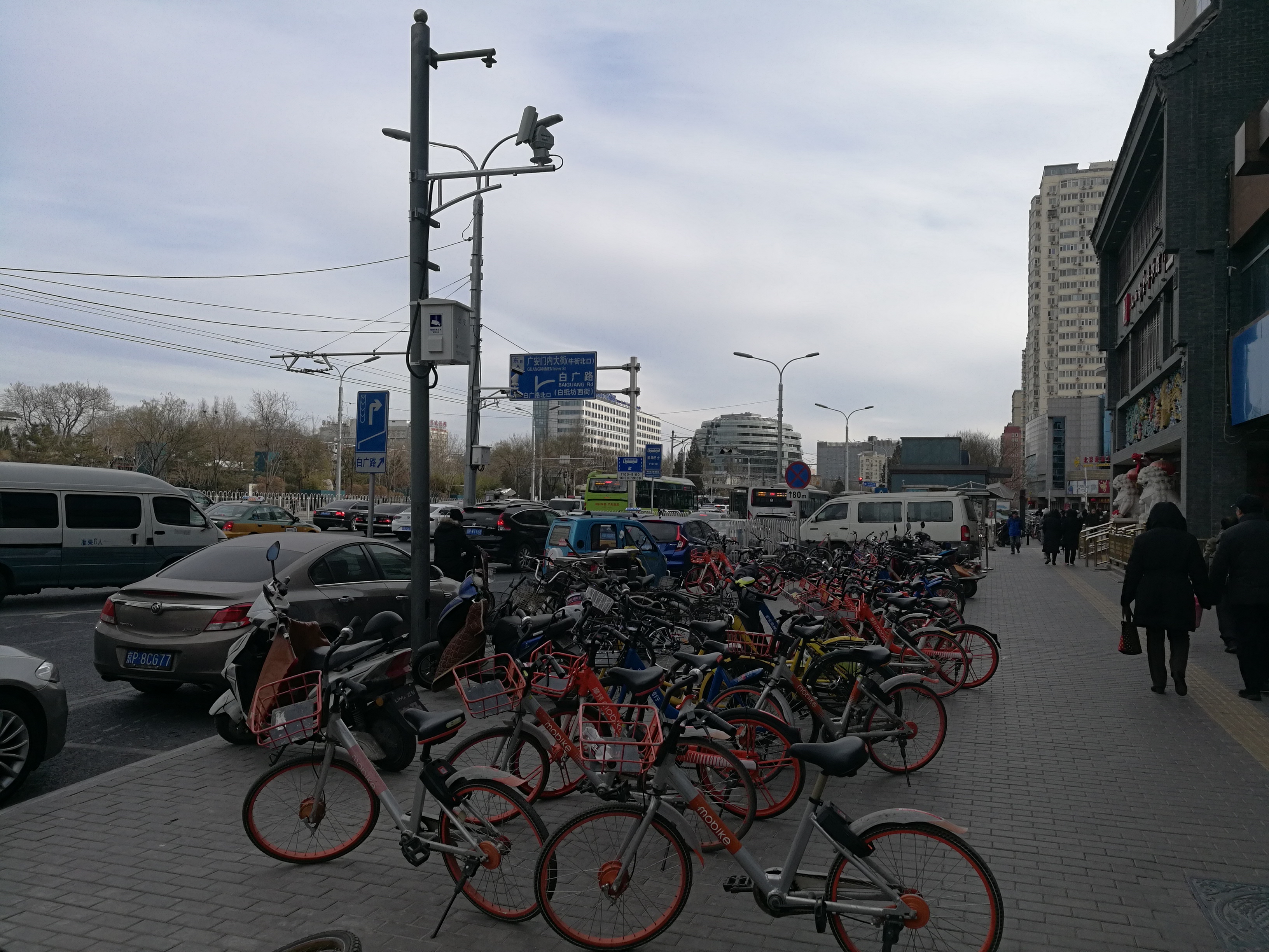 北京两广大街出现形状古怪的大楼:为规整大气的北京城增加了亮点