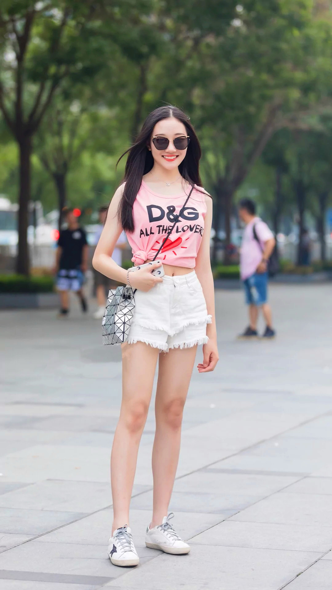 街拍:图5牛仔热裤身材高挑的美女,性感穿搭显得她格外的有气质 转载自